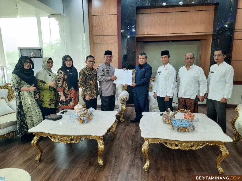 Kepala Dinas PMD  Provinsi Sumbar Serahkan SK Penetapan Kelurahan Berprestasi Tingkat Sumbar