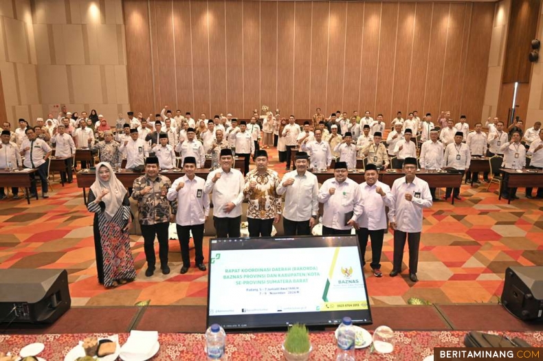 Plt Gubernur Sumatera Barat (Sumbar), Audy Joinaldy foto bersama usai membuka Rakorda Baznas Provinsi dan Kabupaten/Kota se-Sumbar, yang turut dihadiri Ketua Baznas RI, Prof. KH. Noor Achmad di ZHM Premiere Hotel Padang, Jumat, (8/11/2024). Foto: Biro Adpim Sumbar