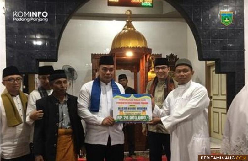 Ketua DPRD, Mardiansyah, A.Md saat serahkan bantuan.