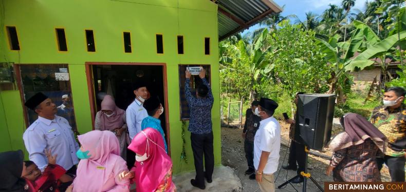 Ketua DPRD Pasbar H. Erianto, SE saat hadiri persemian 23 unit bedah rumah Baznas Pasbar.