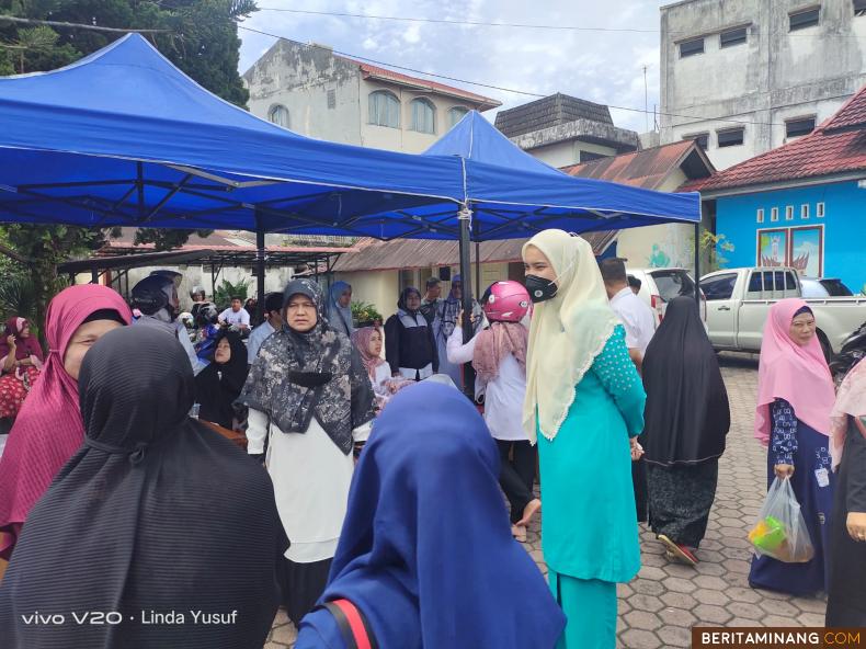 Ketua TP PKK Kota Bukittinggi ny.Fiona Erman Safar menyaksikan kegiatan bazar sembako murah di halaman kantor Dinas Pertanian dan Pangan dan halaman kantor Camat Guguak Panjang