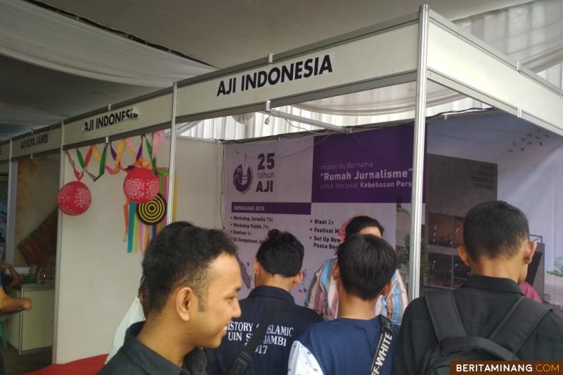 Pengunjung di stand AJI Indonesia pada Fesmed AJI 2029 di Jambi. Foto Rokcalva