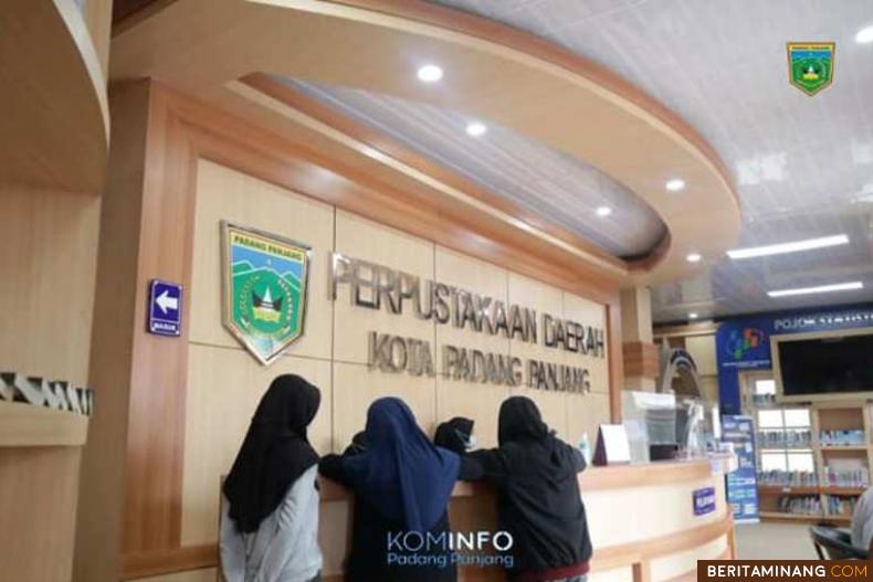 Suasana di Perpustakaan Derah Kota Padang Panjang yang jadi pusat literasi warga kota.