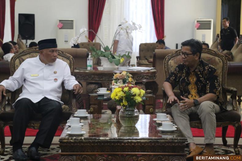 Gubernur Sumbar Mahyeldi saat bertemu pimpinan PT. Tirta Investama Solok di Istana Gubernuran, Jumat (4/10/2022). Foto: Kominfotik Sumbar