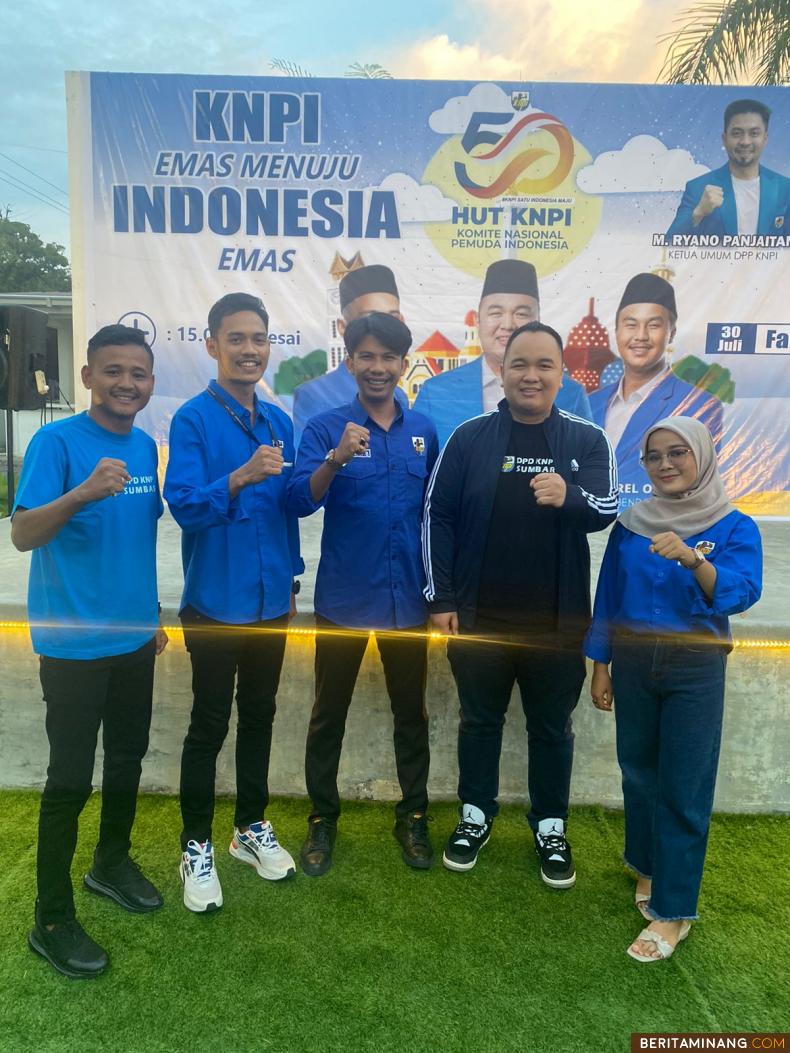 Ketua DPD KNPI Solsel, Sultan Alif Baloen Tuanku Mudo (tengah) foto bersama Ketua DPD KNPI Sumbar, Nanda Satria yang didampingi Sekretaris DPD KNPI Sumbar Muhammad Nazif, usai peringatan HUT KNPI ke-50 di Padang, Minggu (30/7/2023). Foto Humas KNPI Solsel