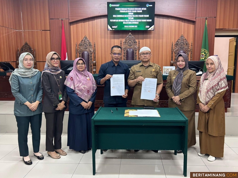 Kepala Dinas Kominfo Padang Panjang, Drs. Ampera Salim, S.H, M.Si foto bersama Wakil Ketua PN, Feri Andi, M.H, usai tekan Memorandum of Understanding (MoU) yang ditandatangani di PN, Selasa (10/12/2024). Foto: Kominfo Padang Panjang