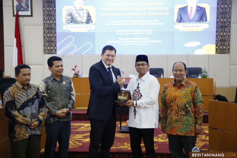 Rektor UNP, Krismadinata, Ph.D saat memberikan cindera mata ke Duta Besar Slovakia untuk Indonesia di Jakarta, Tomas Ferto dalam pertemuan di kampus UNP, Jumat (6/12/2024). Foto: Humas UNP