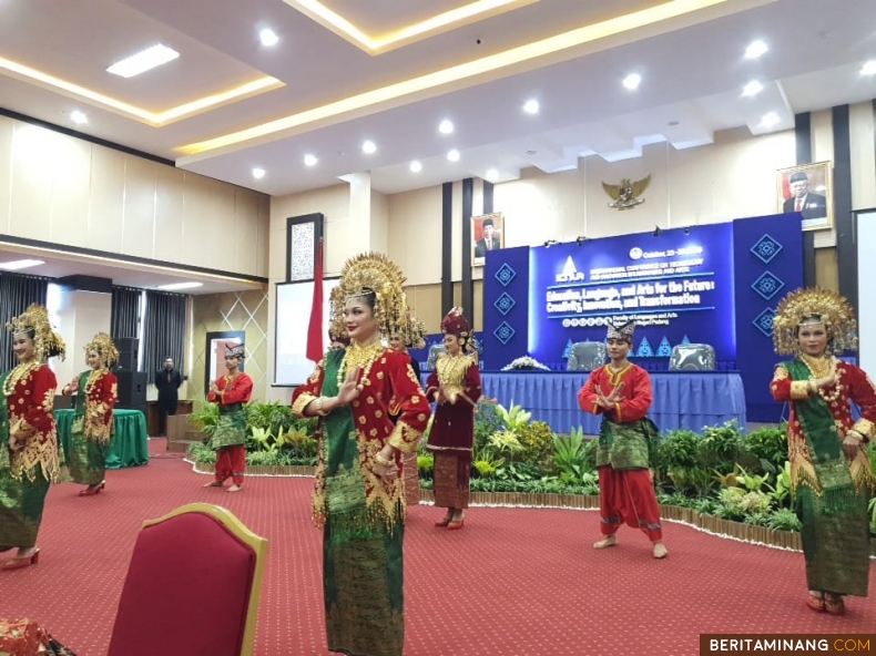 Suasana pembukaan Konferensi Internasional ICTILA (International Conference  on Technology and Innovation in Languages and Arts) yang ditaja oleh Fakultas Bahasa dan Seni Universitas Negeri Padang dibuka secara resmi oleh Wakil Rektor III Prof. Dr. Ir. Anni Faridah, M.Si. yang dilaksanakan di Auditorium Kampus FBS UNP Air Tawar Padang pada Rabu (23/10/2024). Foto: MR