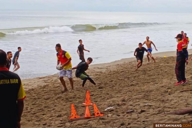 Suasana latihan bersama atlet Sumbar yang lolos PON XX Papua di Pantai Pasie Jambak, Padang. Foto Humas KONI Sumbar