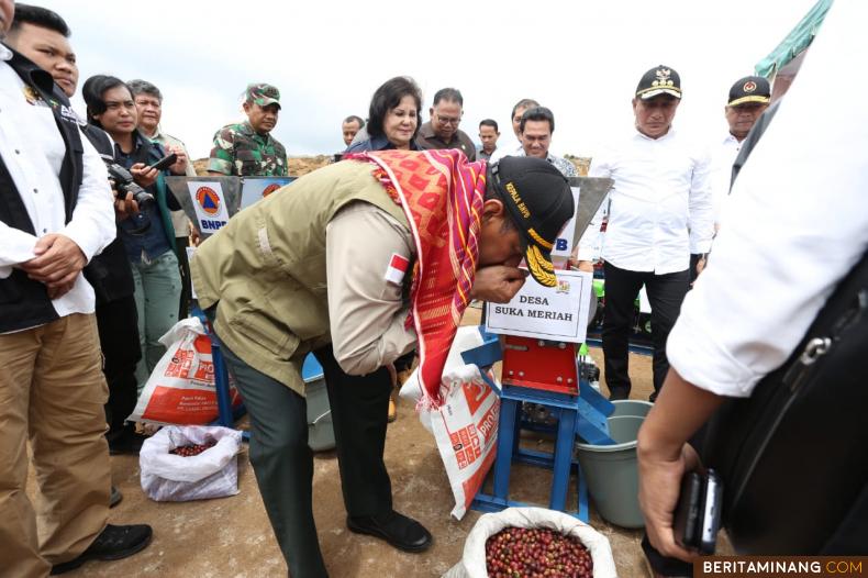 Kepala BNPB Doni Munardo mencium aroma khas kopi karo. Foto Humas BNPB