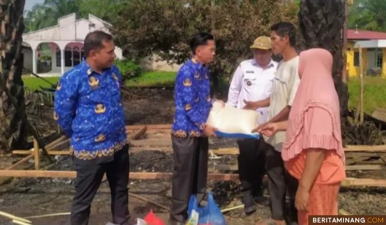 Kepala Dinas Sosial, Pemberdayaan Perempuan dan Perlindungan Anak, Pengendalian Penduduk dan KB Martin Efendi ketika menyerahkan bantuan sosialdi Jalan Lintas Sumatera Jorong Padang Candi, Nagari Sungai Dareh, Kecamatan Pulau Punjung, Rabu (17/7/2024). Foto: Kominfo Dharmasraya