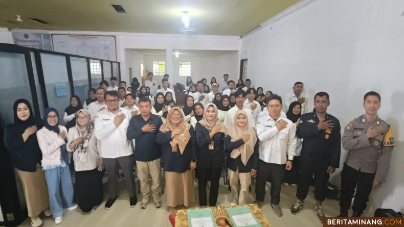 Suasana pelantikan anggota Kelompok Penyelenggara Pemungutan Suara (KPPS) untuk Pilkada 2024, oleh Komisi Pemilihan Umum (KPU) Kota Padang Panjang, Kamis (7/11/2024). Foto: Kominfo Padang Panjang