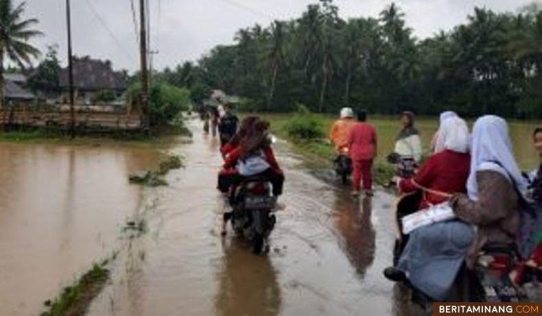 Kondisi jalan Muaro paneh -- Cupak yang terendam banjir. Foto: suhanews