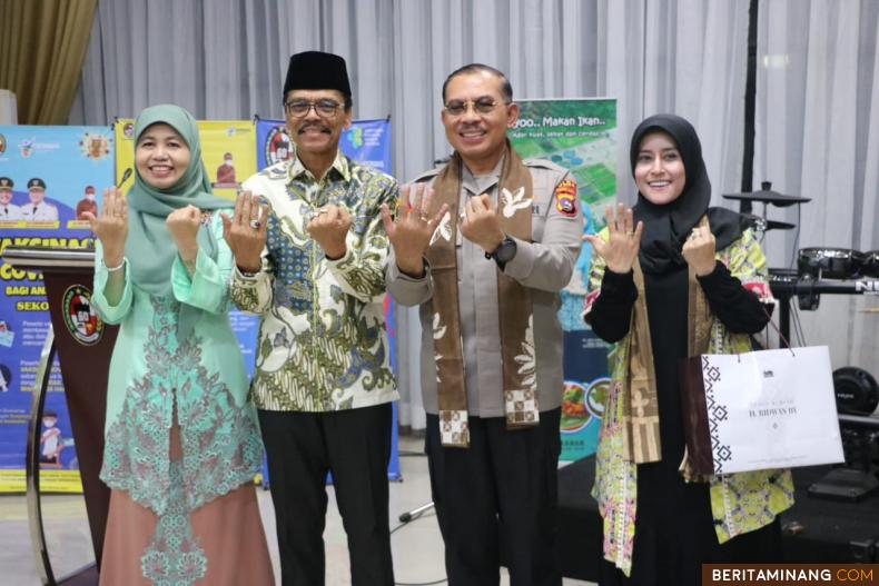 Bupati Safaruddin bersama Kapolda Sumbar Inspektur Jenderal Pol. Suharyono di Pendopo Rumah Dinas Bupati di Labuh Basilang, Jumat (09/12/2022) malam.  Foto : Dok Kominfo Liko