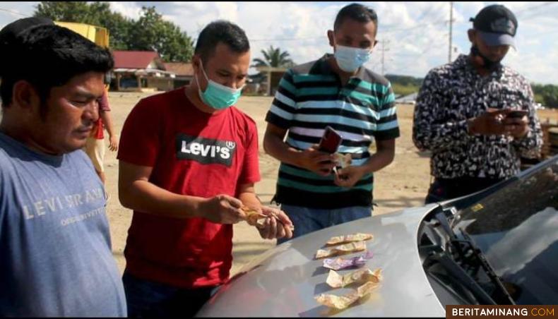 Polisi sedang memperlihatkan uang hasil pungli di Pasar Sungai Rumbai Dharmasraya. Foto: Eko P