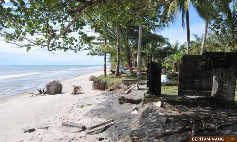 Abrasi pantai di Tiku Agam, salah satu bahaya hidrometeoroli. Dok.