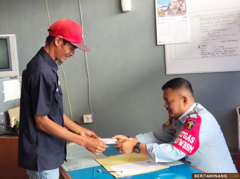 Penyerahan premi kepada warga binaan di lapas Bukittinggi yang menghasilkan produk yang bernilai jual. Foto : Dok Lapas Bkt