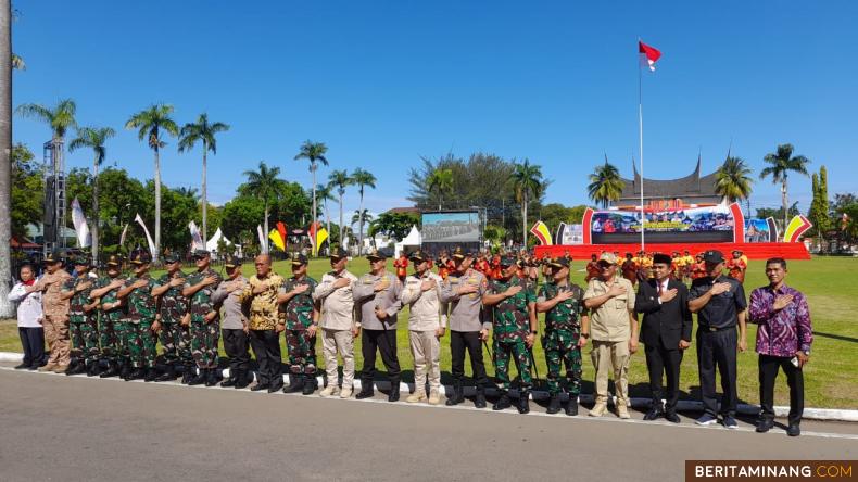 Gubernur Mahyeldi foto bersama usai penutupan upacara penutupan Latsitardanus ke-43 di Lapangan Istana Gubernur, Minggu (11/6/2023). Foto: Rokcalva