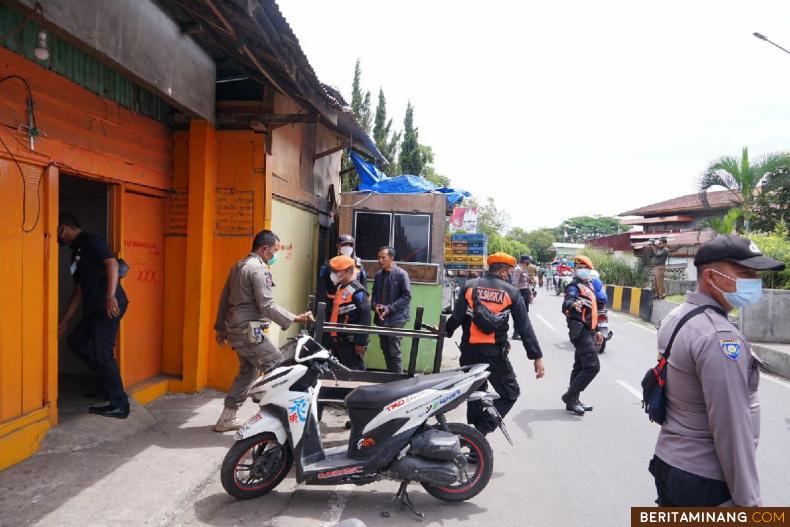 Lima Warung Miras Di Kawasan Pasar Bawah Dibongkar, Wako Erman Kita Ingin Jadikan Mushalla