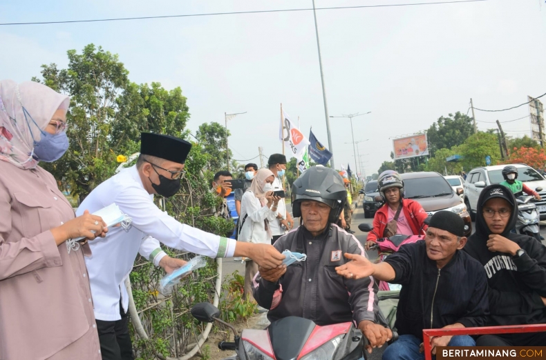 Wali Kota Padang Hendri Septa saat membagi-bagikan masker kepada masyarakat pengguna jalan yang melintas di jalan Khatib Sulaiman depan Masjid Raya Sumatera Barat,