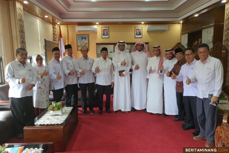 Rektor Prof. Ganefri, Ph.D. bersama pimpinan Universitas Negeri Padang menerima kunjungan kerja sama Pimpinan Lembaga Ilmu Pengetahuan Islam dan Arab (LIPIA) pada Senin (11/4) di Kampus UNP Air Tawar.