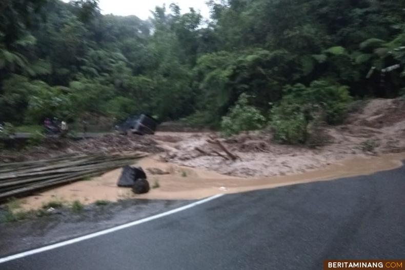 Material longsor di km20 yang menutupi badan jalan jalur Sumbar Riau. Foto suhanews.co.id