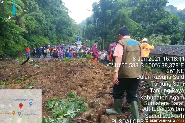 Kondisi tanah lonsor yang menimbuni badan jalan propinsi Manggopoh Padang Lua