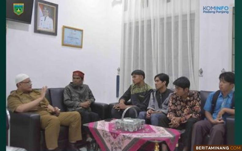 Kepala Dinas Kominfo, Drs. Ampera, S.H, M.Si saat menerima kedatangan empat santri di Dinas Komunikasi dan Informatika (Kominfo) Kota Padang Panjang, Senin (4/9/2023). Foto: Kominfo Padang Panjang