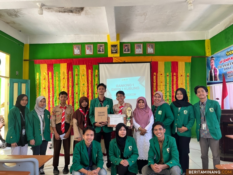 Mahasiswa KKN Tematik Unand, M. Nabil Basalama Pemenang siswa Ranking 1 dan Armila, S.Pd, Wakil Kurikulum SMPN 1 Kubung.