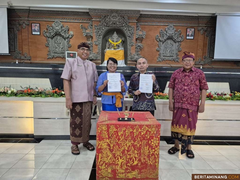 Foto bersama usai PKS di ruang sidang gedung Pascasarjana Undiksha pada Kamis (14/11/2024). Foto: ET