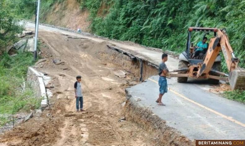 Alat berat sedang bekerja memperbaiki jalan  amblas di Kawasan Wisata Silokek Sijunjung. Foto Jurnalsumbar