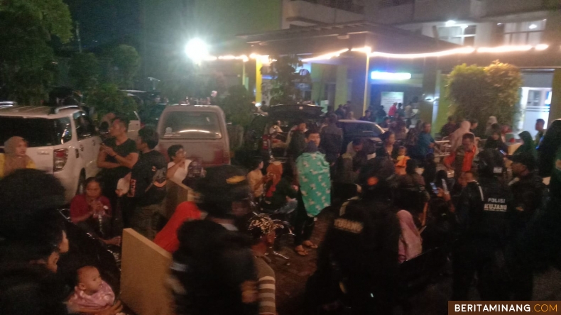 Kondisi pasien yang menyelamatkan diri dari bangunan Rumah Sakit Umum Daerah Kecamatan Sumedang Selatan pasca gempa, Minggu malam jelang tahun baru. Foto: BPBD Sumedang