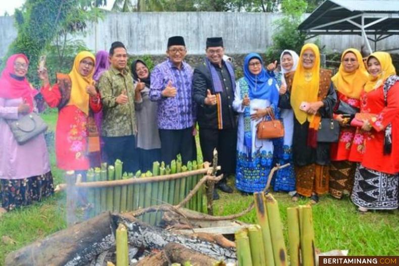 Suasana kegiatan Malamang Basamo se-Kecamatan Kuranji yang diprakarsai oleh Mande Rubiah Lembaga Kerapatan Adat Alam Minangkabau (LKAAM) Kecamatan Kuranji bertempat di halaman belakang kantor kecamatan, Sabtu (11/2/2023) siang. Foto: Prokompim Padang