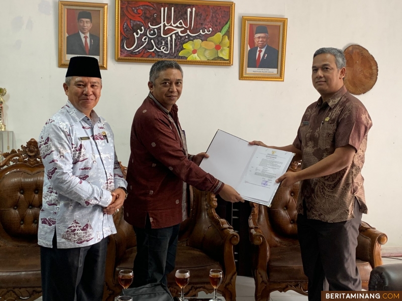 Plt. Kepala Badan Kepegawaian dan Pengembangan Sumber Daya Manusia (BKPSDM), Rudy Suarman, AP, serahkan Surat Keputusan (SK) penugasan ke Plt Camat PPT  Kamis (31/10/2024). Foto: Kominfo Padang Panjang