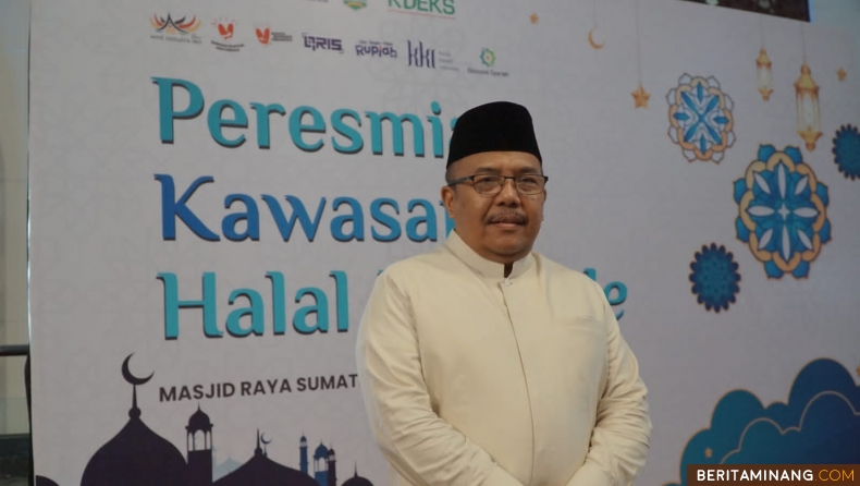 Sekda Prov. Sumbar Hansastri saat meresmikan penetapan Mesjid Raya Sumbar sebagai sebuah Kawasan Halal Lifestyle (KHL) di Padang, Sabtu (2/12/2023). Foto: Adpim Sumbar