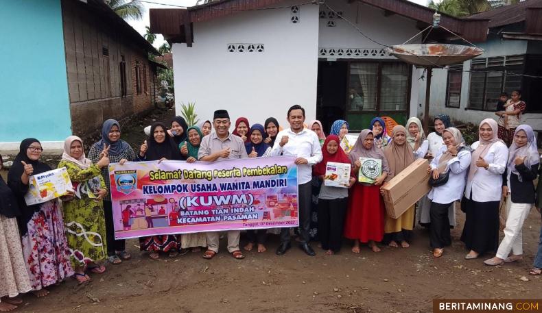 Foto Bersama Kelompok UMKM Batang Tian Indah Usai menerima bantuan Peralatan Produksi Kue dari Dinas Koperasi dan UKM Pasbar.(7/12/2022)