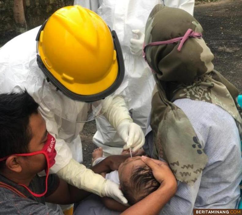 Seorang bocah tengah diswab didampingi orang tuanya di Pusat Karantina BDTBT untuk mengetahui apakah terpapar virus covid-19. Foto: ist