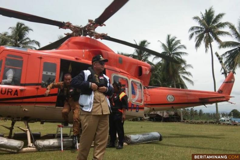 Wagub Nasrul Abit saat menuruni heli Basarnas usai ikut melakukan pencarian di hari ketujuh 11 nelayan Pessel hilang di laut. Foto Humas Pessel