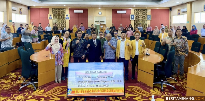 Rektor UNP, Prof. Ganefri, Ph.D foto bersama usai membuka kegiatan, Sabtu, 30 Maret 2024. Foto: Humas UNP