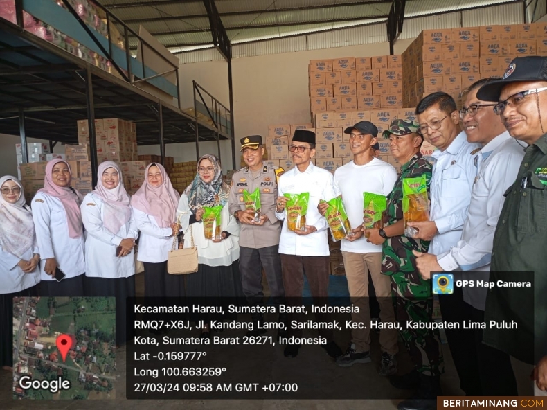 Bupati Lima Puluh Kota, Safaruddin Dt.Bandaro Rajo saat mempromosikan produk UMKM bersama para pejabat. Foto-Foto: Kominfo Limapuluh Kota