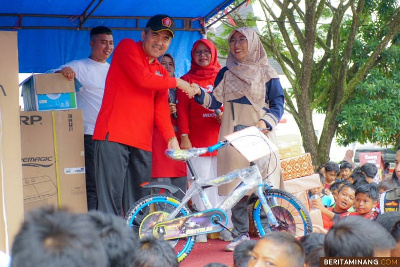 Sekda, H. Adlisman ketika memberikan hadiah dalam gelaran lomba HUT RI ke-79 di lingkungan Pemkab Dharmasraya. Kegiatan ini dilaksanakan pada hari Selasa (13/08/2024). Foto: Kominfo Dharmasraya