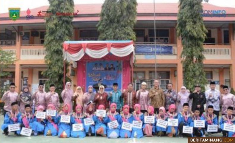 Staf Ahli Bidang Ekonomi, Keuangan dan Pembangunan Pemko Padang Panjang, Zulkifli, S.H  foto bersama usai pelaksanaan Milad SMPN 5 Padang Panjang, Kamis (29/9/2022). Foto: Kominfo Padang Panjang