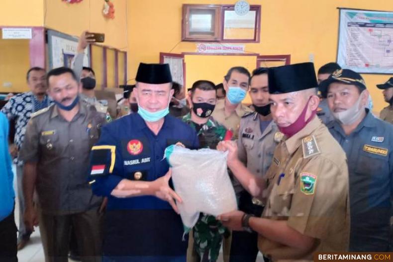 Wagub Nasrul Abit saat memberikan bantuan dalam kunjungan kerja ke Nagari Garabakdata Kabupaten Solok. Foto Humas Sumbar