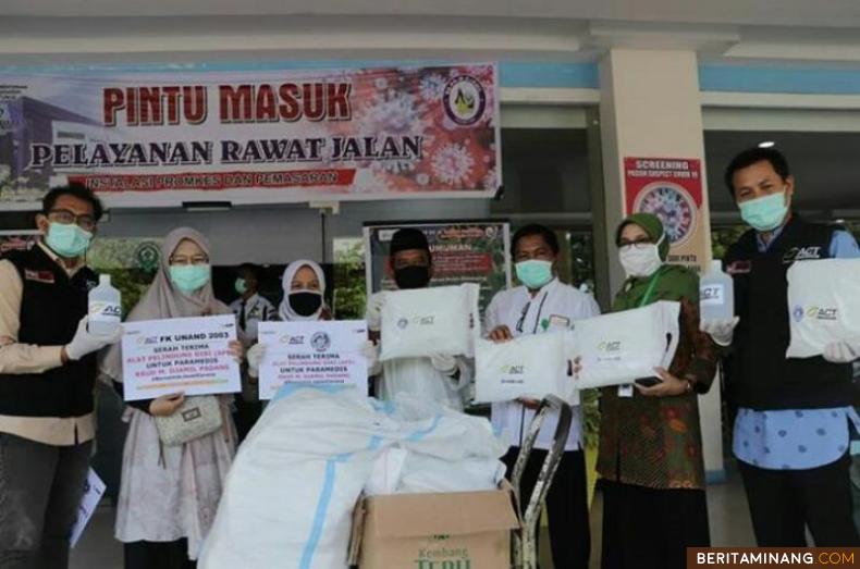 Lembaga Kemanusiaan Aksi Cepat Tanggap (ACT) Padang bersama 2 mitra mereka yaitu Sedekah Berkah Jum'at Barokah (SBJB) dan Alumni Fakultas Kedokteran Universitas Andalas Angkatan 2003 memberikan 114 Alat Pelindung Diri (APD) untuk RSUP M. Djamil Padang, Pada hari ini Jum'at (03/04). Foto: Instagram ACT Sumbar