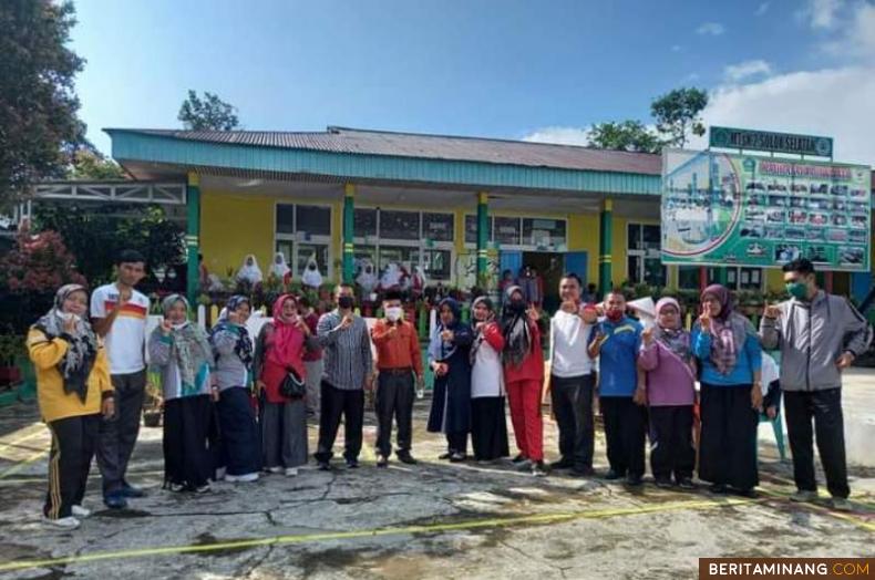 Kepala MTs N 2 Solsel, Al Uska bersama Waka, Majelis Guru, dan Pegawai Madrasah perlihatkan jari yang sudah diberi tinta tanda selesai memilih pengurus OSIM. Foto: Afrizal. A