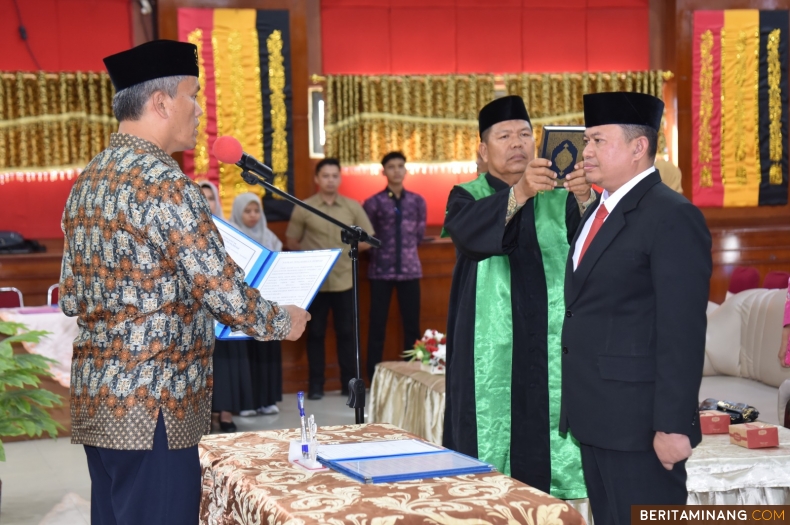 Penjabat (Pj) Wali Kota Pariaman, Roberia ketika melantik Mursalim menjadi Penjabat (Pj) Sekretaris Daerah (Sekda) Kota Pariaman di Aula Balaikota Pariaman, Minggu (15/12/2024). Foto: Biro Adpim Sumbar