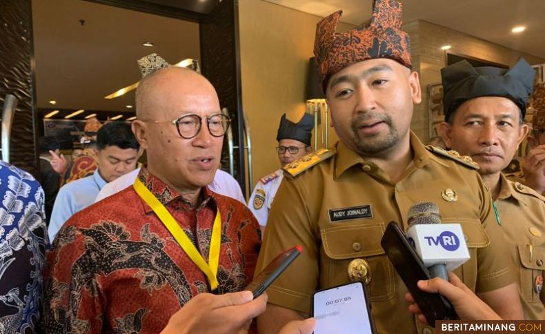 Wagub Sumbar Audy Joinaldy saat diwawancarai wartawan usai menghadiri Mucab IX Hiswana Migas Sumbar, Senin (5/9/2022). Foto: Kominfotik Sumbar