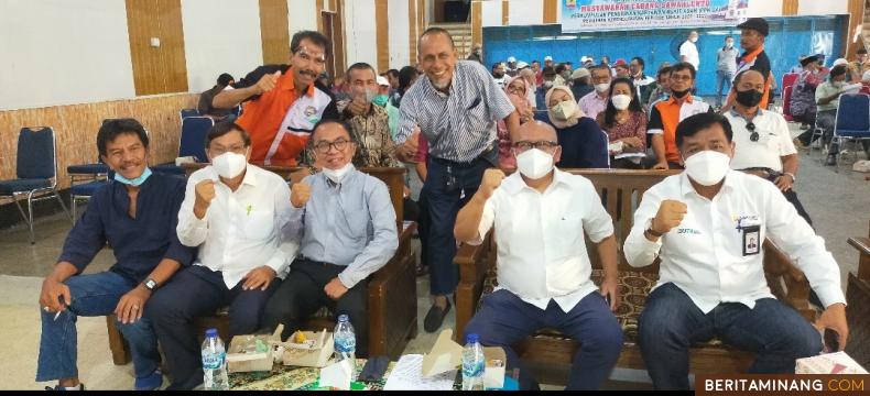 Ketum PPK BA Bambang Sutejo diapit Waketum dan Sekjen serta GM UPO Yulfaizon, Ketua PPK BA Padang Rusdi Zainun, dan dibelakang Ketua PPK BA Ombilin Epi Kusnadi usai pemilihan . Foto : Iyos