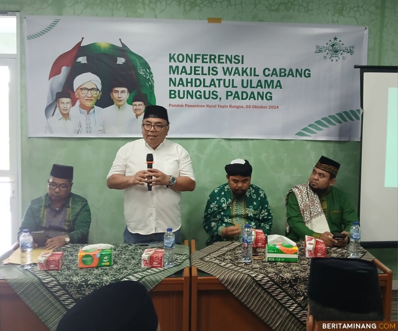 Ketua PC NU Kota Padang Drs Azwandi Rahman MM didampingi Sekretaris PC NU Drs H Syahrial Nadir MA saat membuka Konferensi MWCNU Kecamatan Bungus Teluk Kabung di  Pondok Peantren Nurul Yaqin Al Hufaz. Foto: Humas PCNU Padang