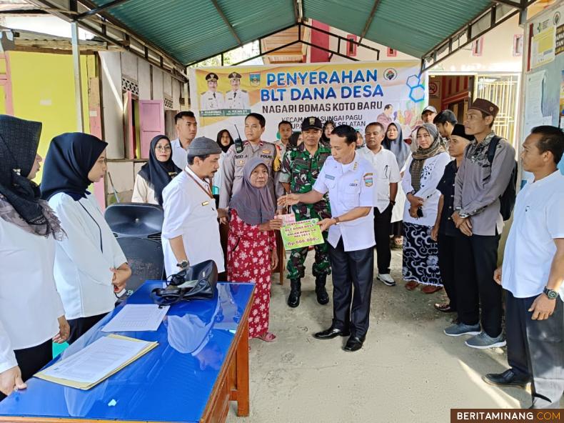 Penyerahan BLT DD di Nagari Bomas Koto Baru diserahkan secara simbolis oleh Camat Sungai Pagu, Ibrahim,SH, Pj. Wali Nagari, Yuli Herman dihalaman kantor wali setempat, Rabu (10/5/2023). Foto Humas Pemnag Bomas